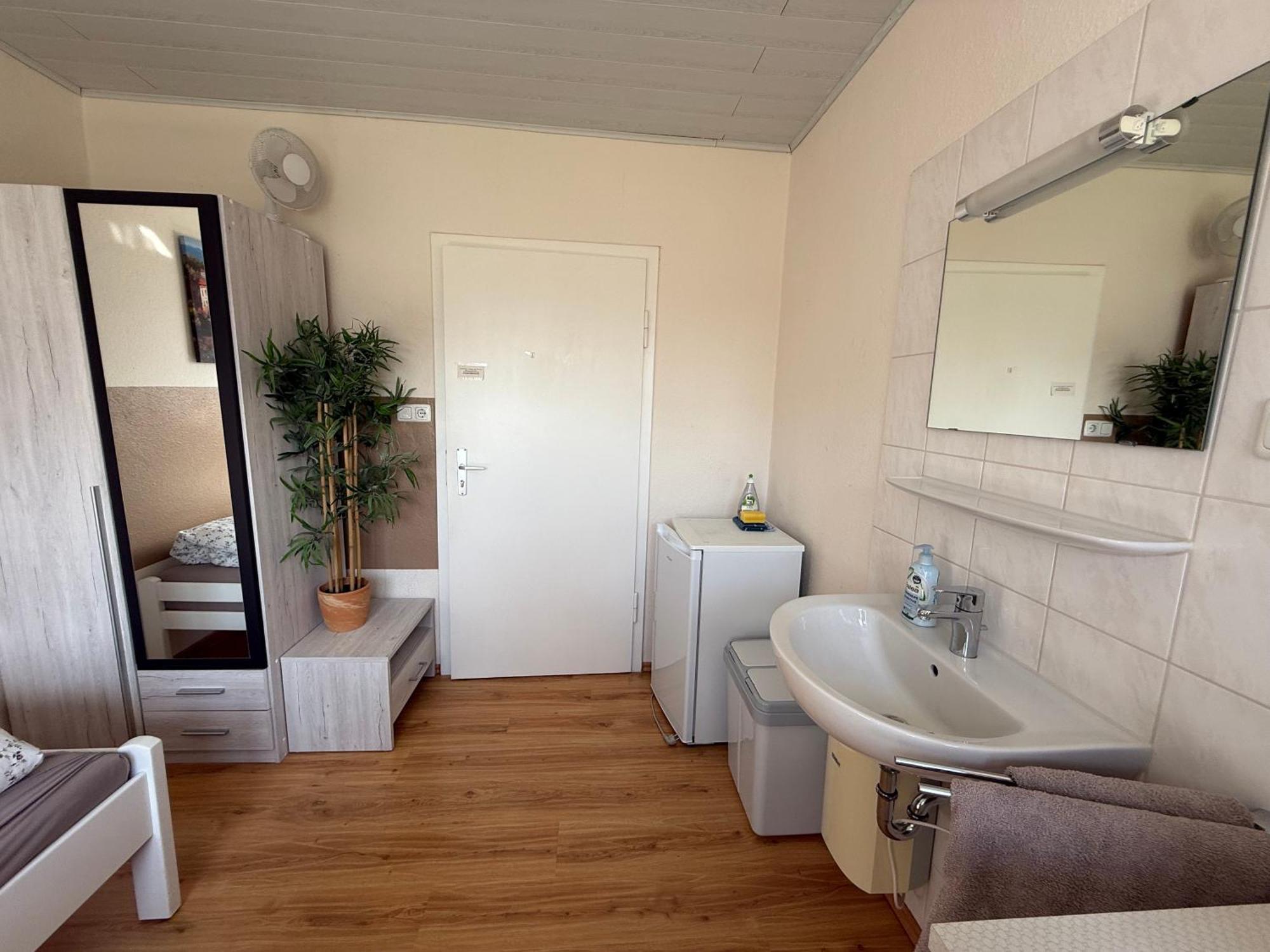 Domi'S Gaestehaus Bergheim  Bagian luar foto